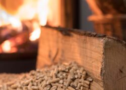 Nuove norme per il riscaldamento a legna e pellet